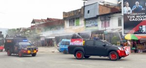 Semprotkan disinfektan, Kabidhumas Polda Sulteng : Pandemi covid.19 belum berakhir