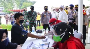 TNI-Polri Gelar Vaksinasi Massal Bareng Rabithah Alawiyah di Cibis Park