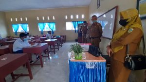 Kepala Disdikbud Parimo Tinjau Pelaksanaan Uji Coba PTM