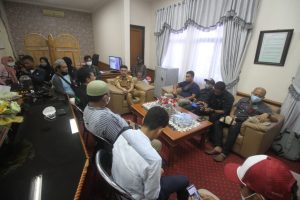 Puluhan Wartawan Serahkan Petisi Ke Sekda Parigi Moutong