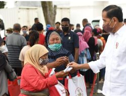 Presiden Bagikan Paket Sembako Bagi Masyarakat di Sekitar Gedung Agung