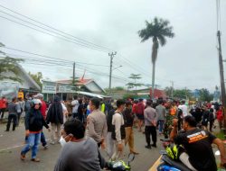 Warga Desa Mpanau Demo Kades Agar Turun Dari Jabatannya