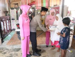 Kapolres Parigi Moutong Pimpin Penyaluran Bansos kepada Warga Pelawa Baru