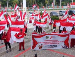 Pemda Parimo Bagikan Bendera Merah Putih Jelang HUT RI