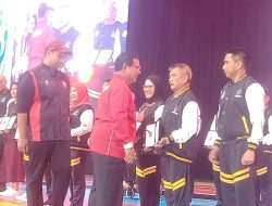 Bupati Parimo Terima Penghargaan Sebagai Pelaku Olahraga Berprestasi