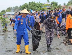 Ditpolairud Polda Sulawesi Tengah Lakukan Aksi Bersih-bersih Pantai