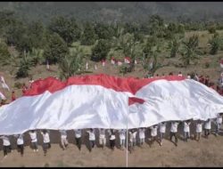 Eks Napiter Bersama Satgas Madago Raya Kibarkan Bendera Merah Putih Raksasa