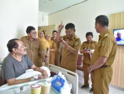 Rusdy Mastura Membesuk H.B. Paliudju di RSUD Undata Palu