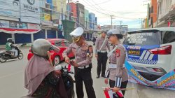 Polantas Polda Sulteng Sapa Pengendara dengan Bendera dan Bunga