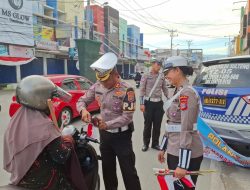Polantas Polda Sulteng Sapa Pengendara dengan Bendera dan Bunga