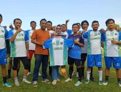 Apdurin Parimo Beri Bantuan Perlengkapan Olahraga untuk Jurnalis Parimo FC
