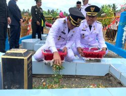 Bupati dan Wabup Parimo Tabur Bunga di Makam Pahlawan Tombolotutu
