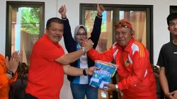 Wabup Parimo Abdul Sahid Wakili Ketua ASIAFI Serahkan Jersey untuk Jurnalis Parigi FC