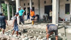 Kapolsek Tomini Kerja Bakti Bareng Warga di Masjid Baiyutrahim Palasa Tangki