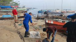 Polisi Turun Bersih-bersih Pantai Bantaya, Nelayan Diimbau Waspadai Cuaca Ekstrem