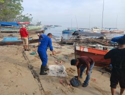 Polisi Turun Bersih-bersih Pantai Bantaya, Nelayan Diimbau Waspadai Cuaca Ekstrem