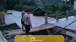 Jembatan Sibalago Jebol Diterjang Banjir, Warga-Polisi Gotong Royong Bangun Akses Sementara