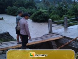 Jembatan Sibalago Jebol Diterjang Banjir, Warga-Polisi Gotong Royong Bangun Akses Sementara