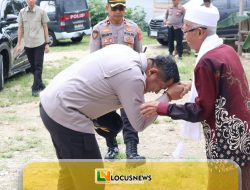 Penuh Takzim, Kapolres Parimo Sungkem ke Kiai Usai Antar Sapi Kurban