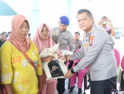 Polres Parimo Salurkan Sembako ke Warga Pesisir, Sekaligus Edukasi Jaga Laut