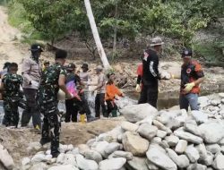 Akses Kebun Warga Terbuka Lagi, Jembatan Darurat di Lobu Mandiri Rampung dalam 3 Hari