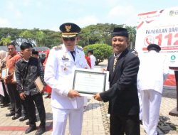 HUT ke-81 RI, Bupati Parimo Serahkan Penghargaan hingga Bantuan untuk Warga