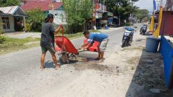 Warga Kembali Tambal Jalan Berlubang di Tengah Kota Parigi Secara Swadaya