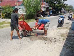 Warga Kembali Tambal Jalan Berlubang di Tengah Kota Parigi Secara Swadaya