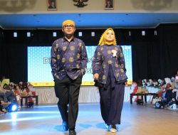Sambut HUT RI, Pemda Parigi Moutong Gelar Fashion Show Batik Saga