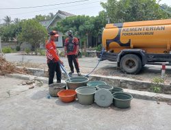 BPBD Parimo Salurkan 12 Ribu Liter Air Bersih ke Desa Kayu Agung